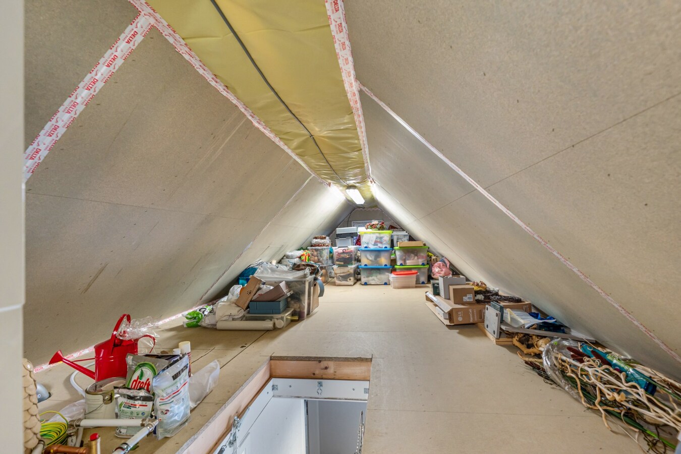 Zeer goed onderhouden en praktisch ingedeelde gezinswoning met 4 slaapkamers en prachtige tuin. 