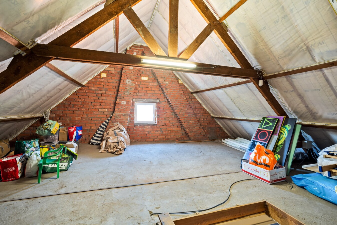 Centraal gelegen woning op uiterst ruim perceel van 1784 m² 