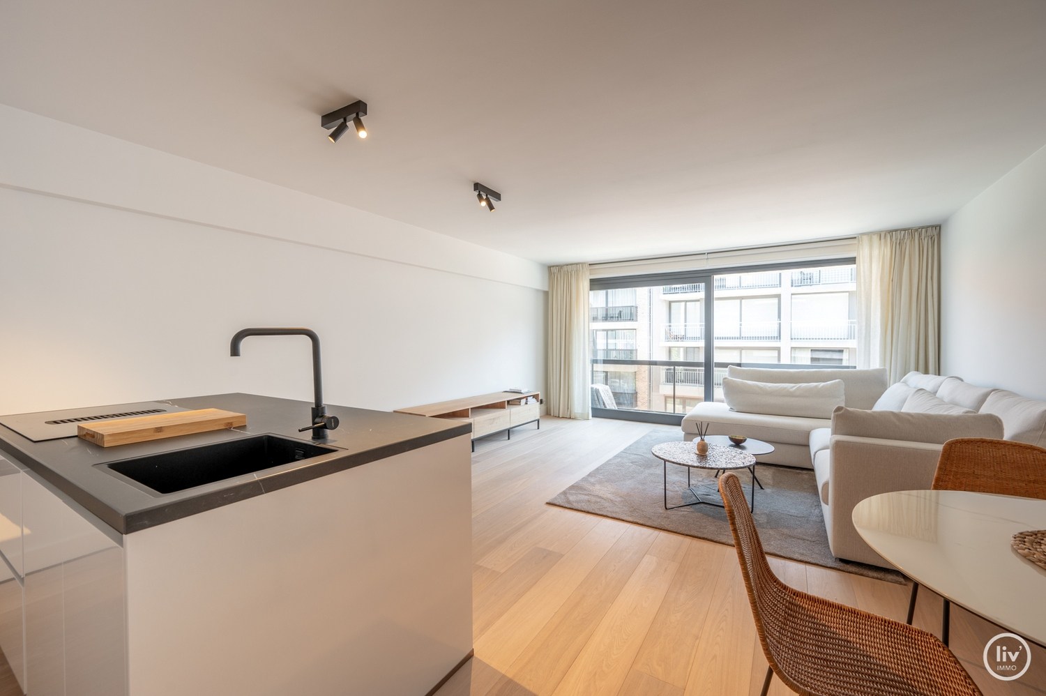 GEMEUBELD - Hoogstaand gerenoveerd en tevens gemeubeld 3-kamer appartement op wandelafstand van de Zeedijk-Albertstrand. 