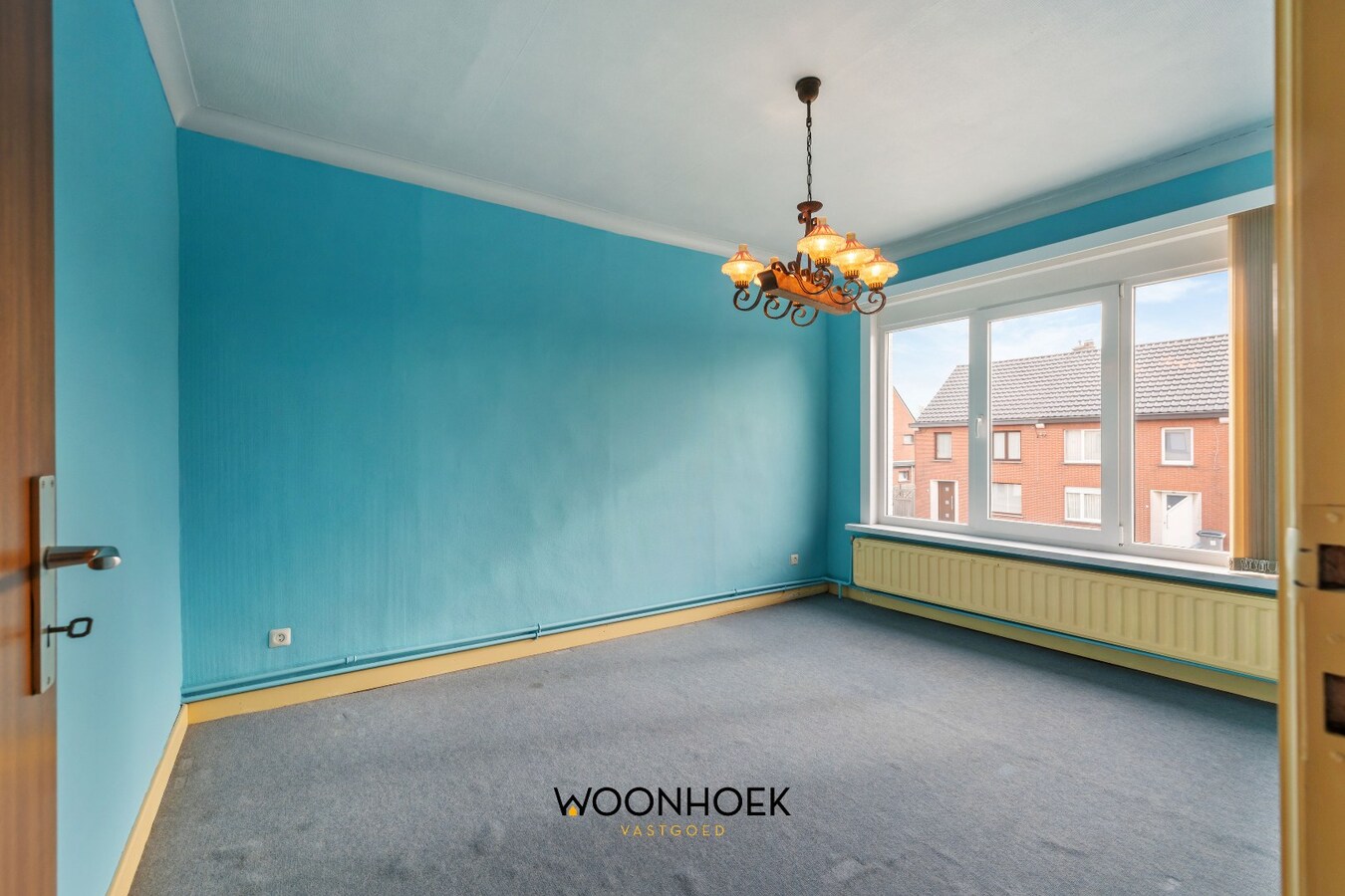 Halfopen bebouwing met 3 slaapkamers &amp; zij-ingang. 