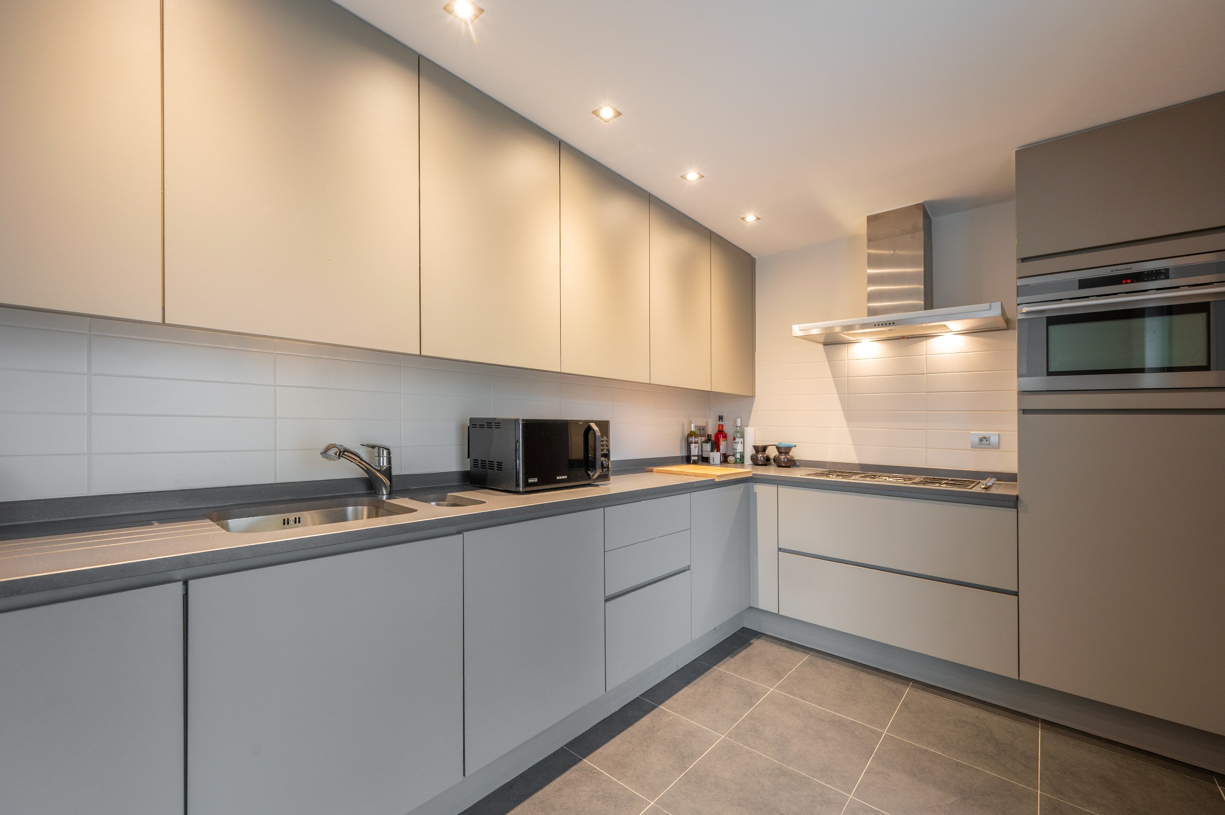 Uitzonderlijk lichtrijk hoekappartement van 150 m² met open zicht op het Burgemeester Frans Desmidtplein – inclusief 2 autostandplaatsen 