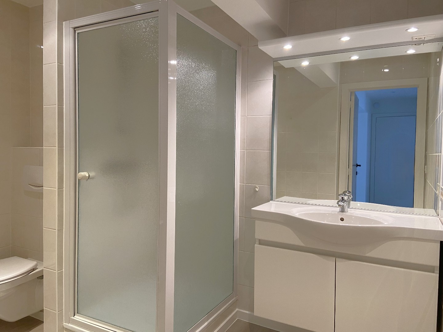 Instapklaar en volledig nieuw geschilderd appartement met 2 slaapkamers in hartje Deerlijk! 