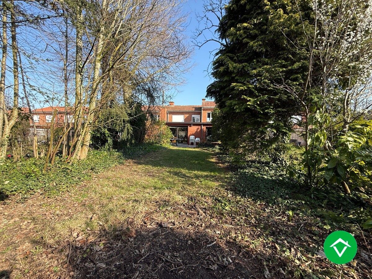 Stevige rijwoning met 4 slaapkamers, tuin en garage te Roeselare 