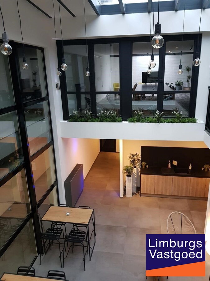 Terbeschikkingstelling van infrastructuur in vernieuwde kantoren met parking, 160m², Genk-Noord 