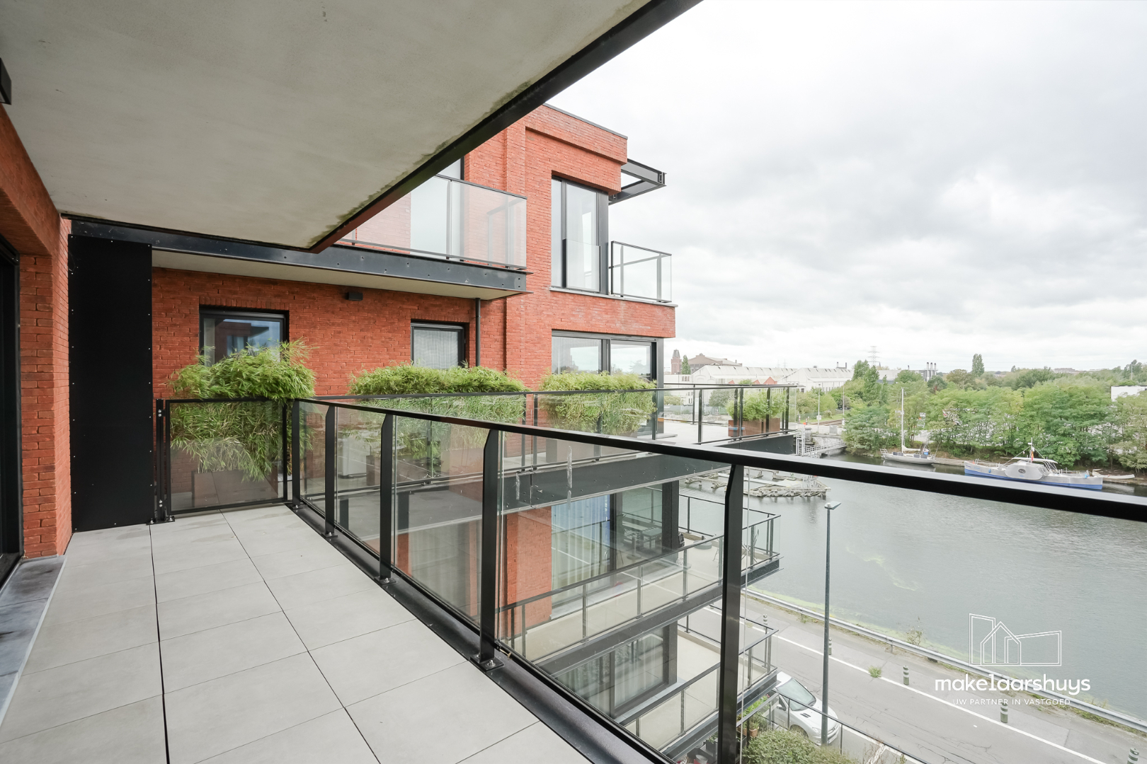 Stijlvol en lichtrijk app. met 2 slp. en terras met zicht op de Voorhaven! 
