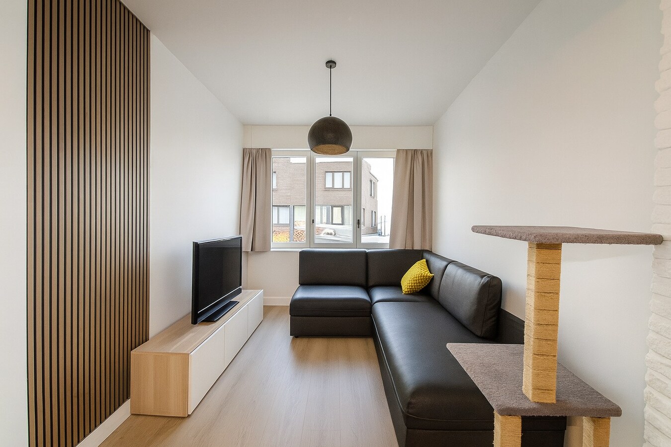 Instapklare, ruime moderne woning met 4 slaapkamers en uitgestrekte tuin te koop in hartje Temse! 