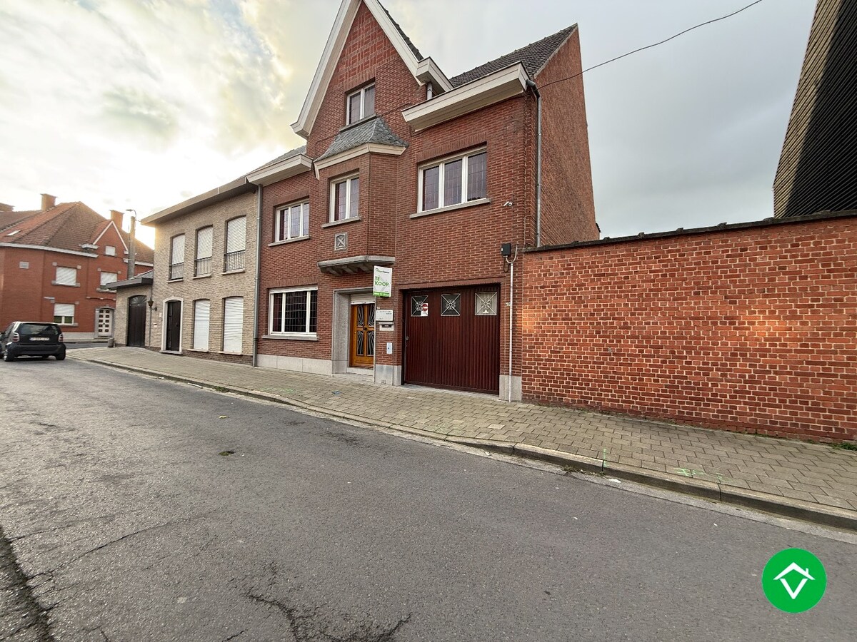 Karaktervolle, stevige woning met 4 slaapkamers, tuin en garage in centrum Roeselare 