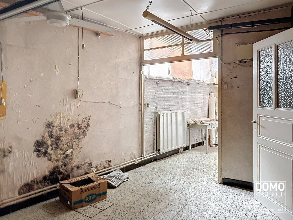 Te renoveren handelshuis gelegen in het centrum van Diepenbeek. 