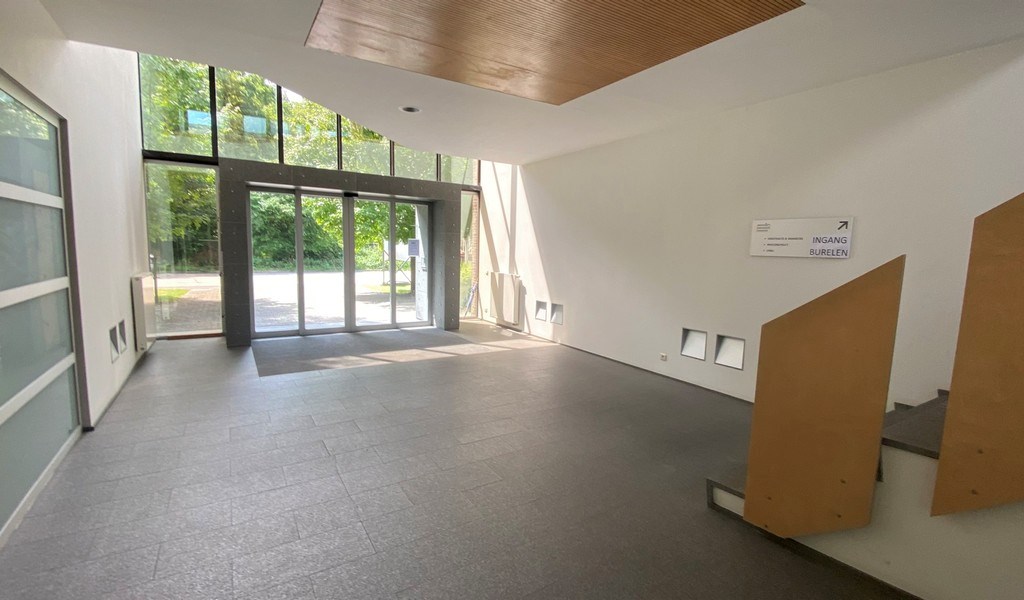 Magazijn met kantoren te huur vlakbij A12 in Wilrijk