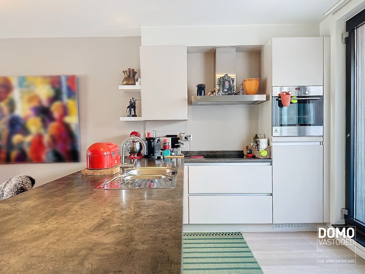 Luxe duplex appartement met inpandig terras, lift en garagebox, gelegen in het centrum van Alken - energielabel A. 