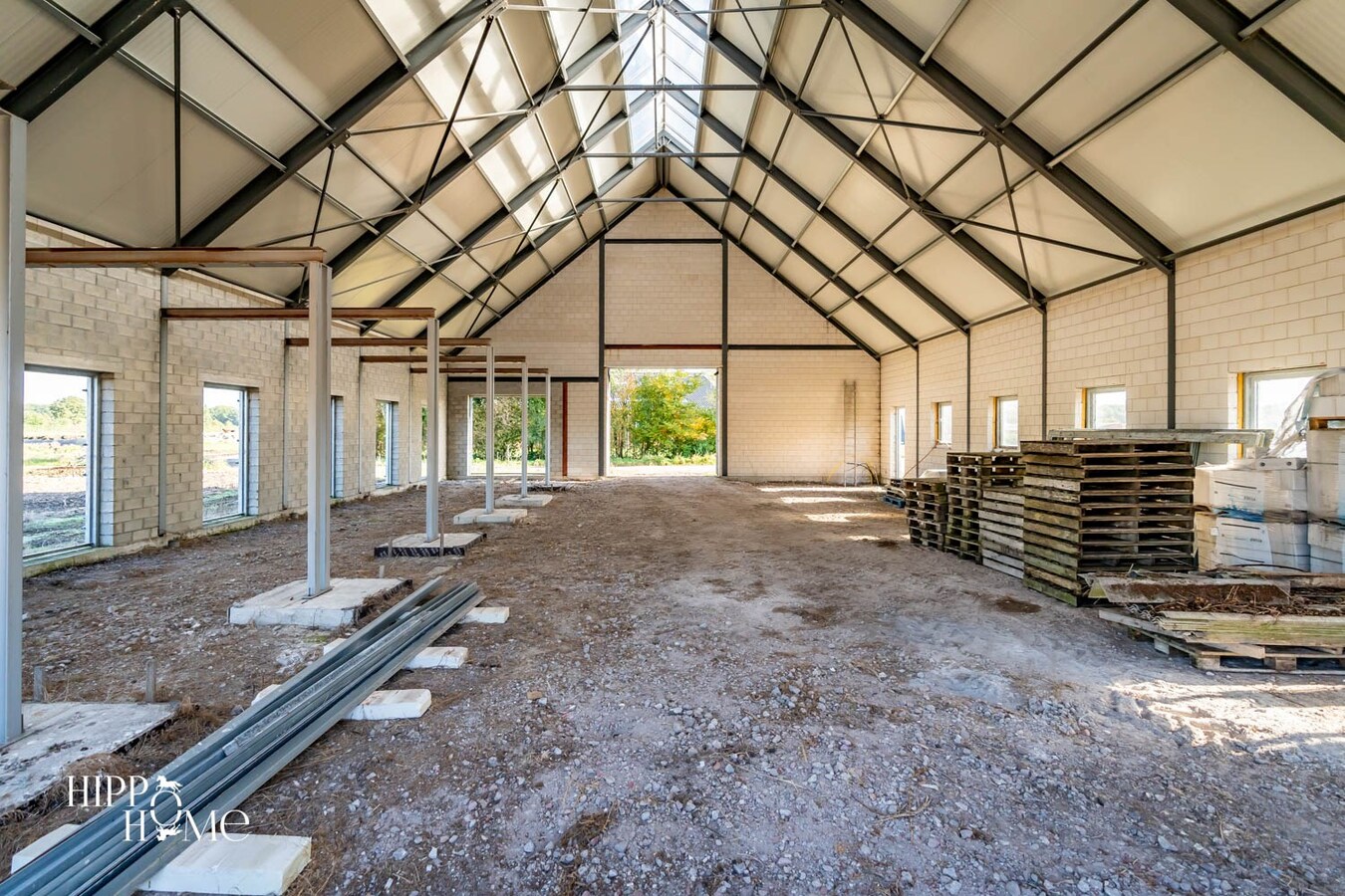 Hedendaags woning met hangar en aanpalend grasland op +/- 1,5ha 