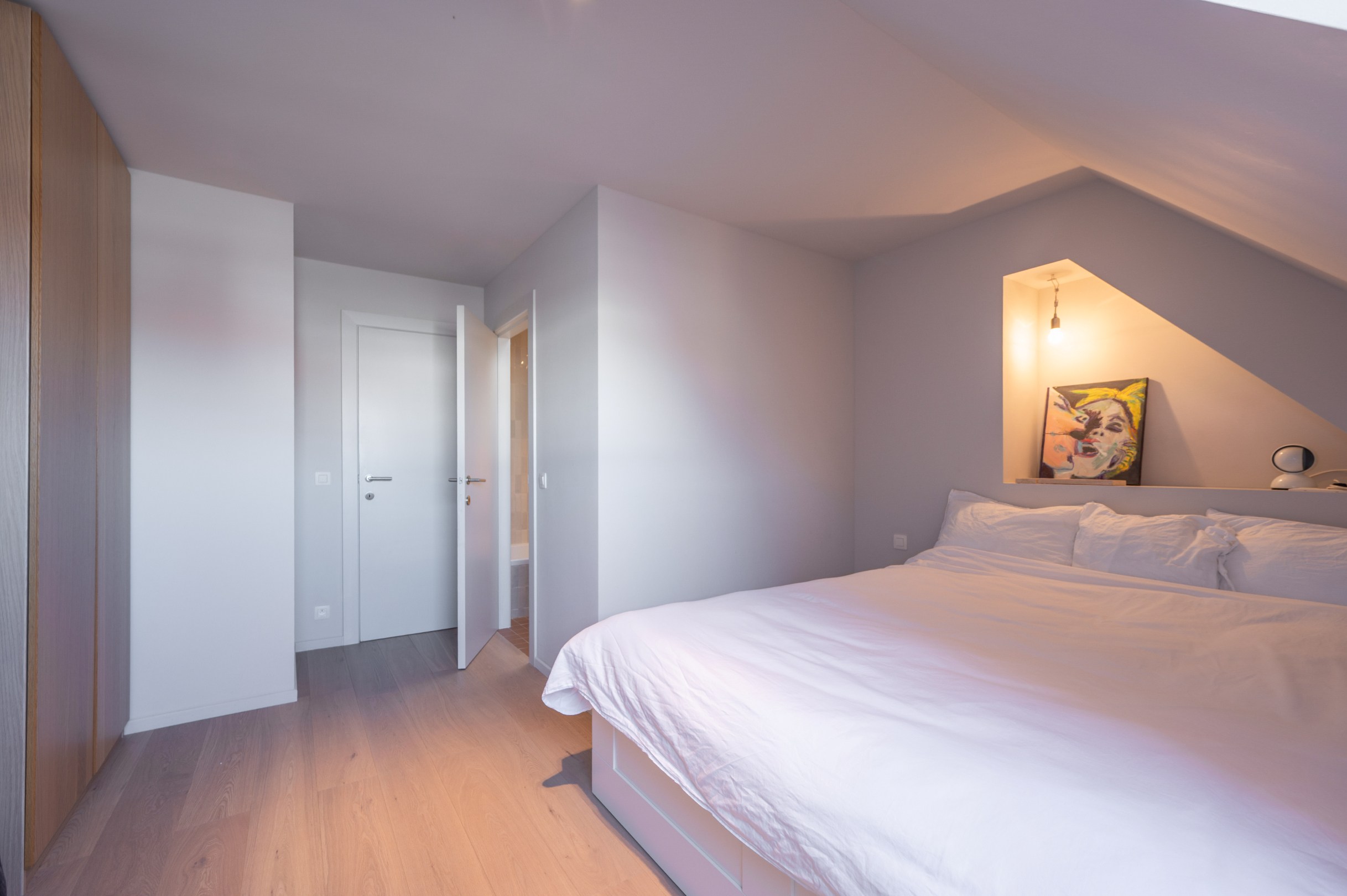 Stijlvol appartement met 2 zonnige terrassen op een toplocatie in Knokke Centraal gelegen tussen zeedijk en Lippenslaan. 