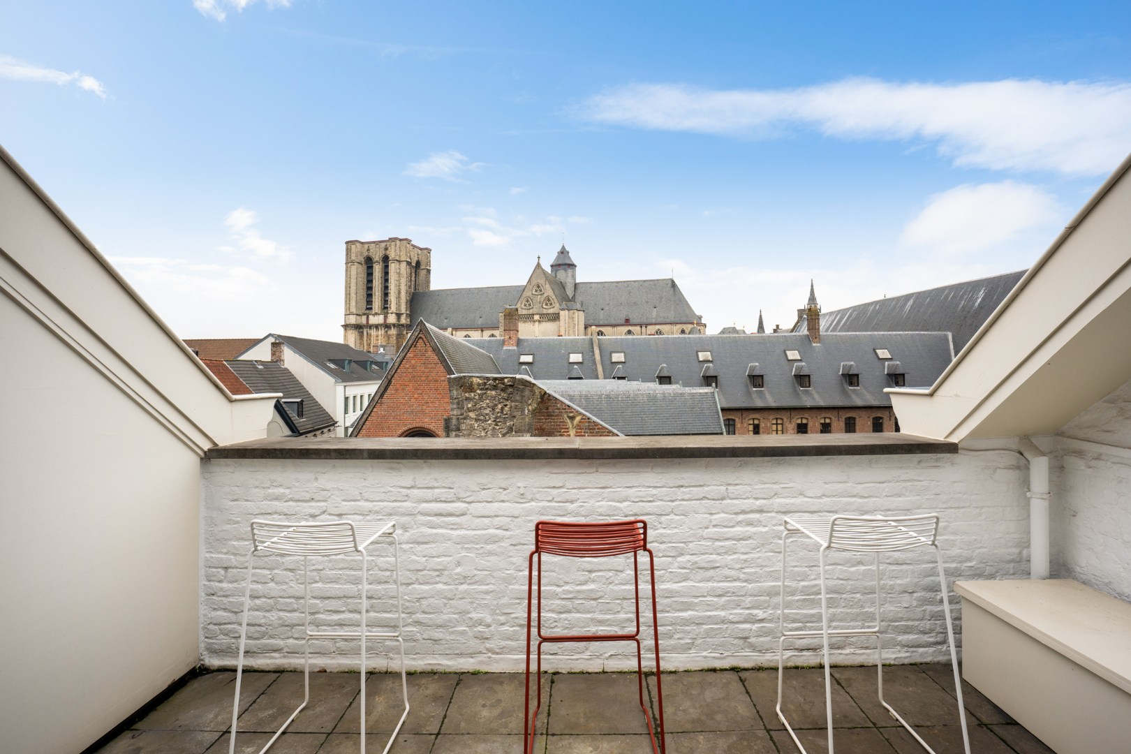 Bijzonder ruim duplexappartement met dakterras in hartje Gent 