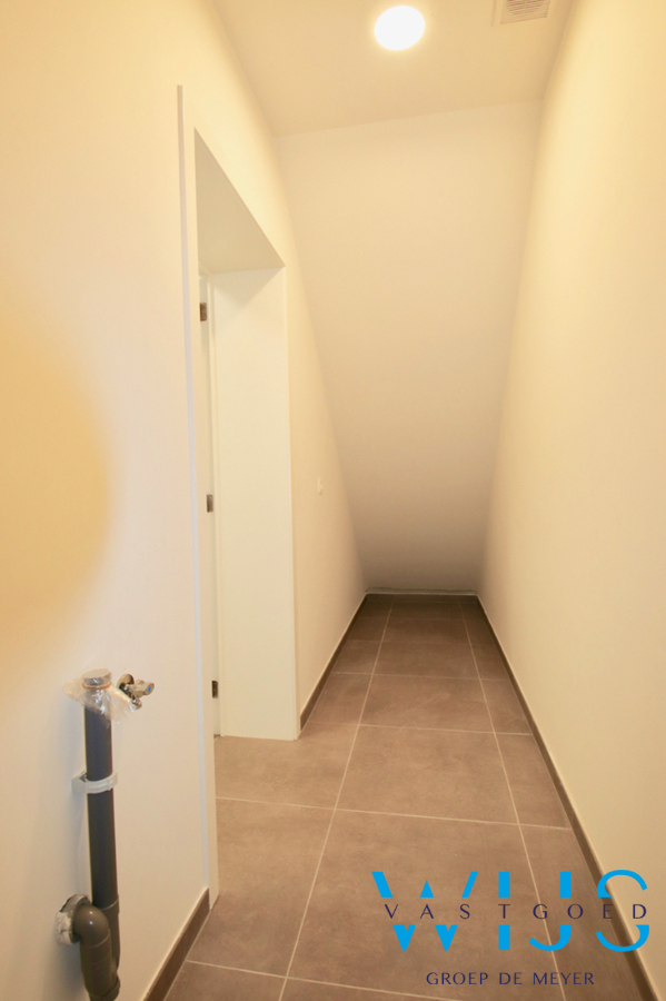 Instapklaar GELIJKVLOERSAPP. met tuin &amp; garage te Zelzate ! 