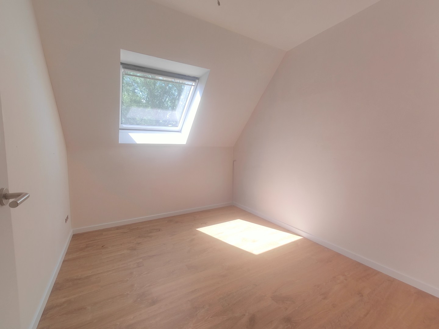 Afgewerkte woning met 3 slaapkamers &amp; ruim zonnig terras + autostaanplaats en berging 