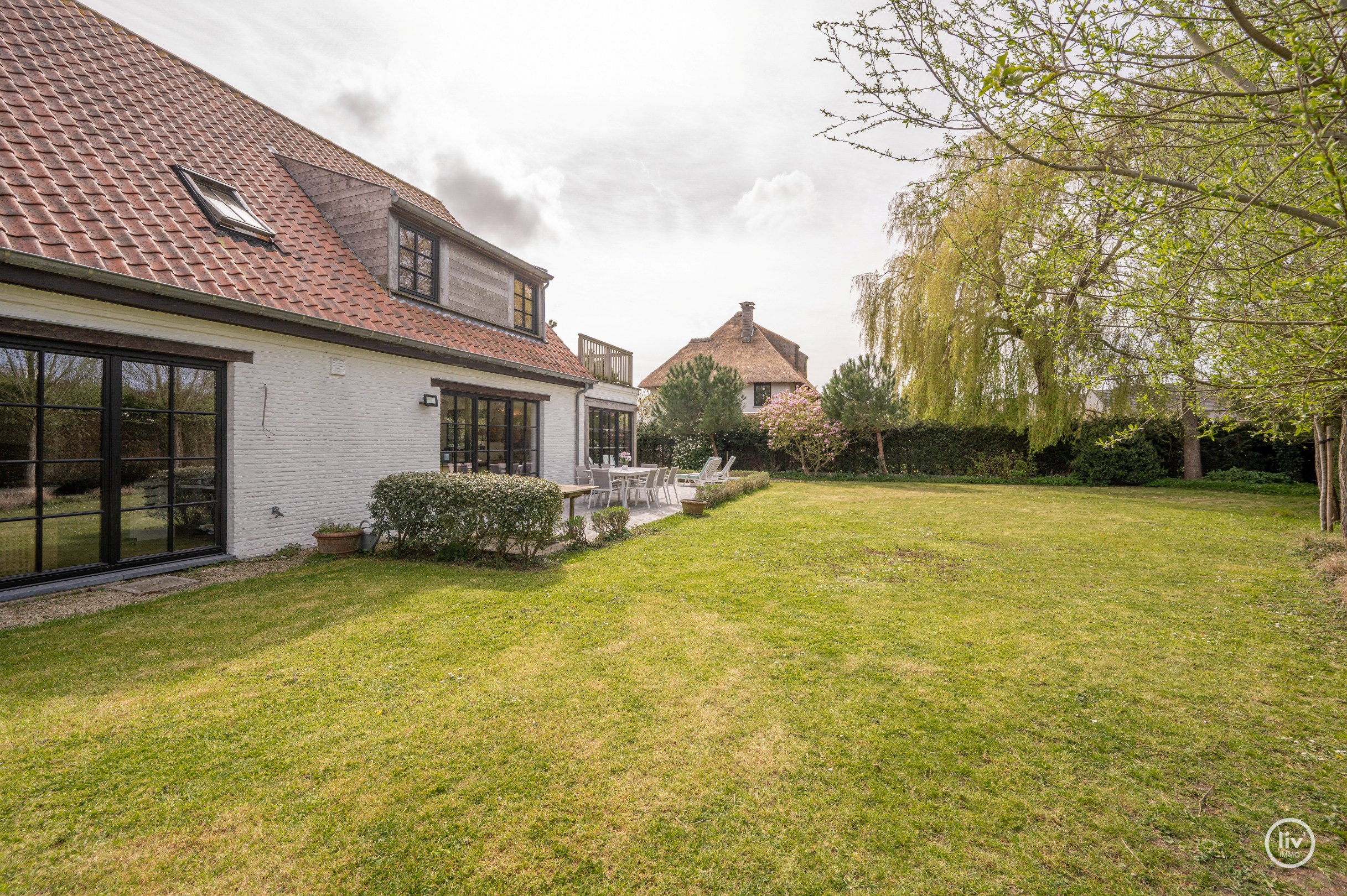 Prachtige vrijstaande villa rustig gelegen te Monikkendreef op een mooi perceel van 1000m2. 