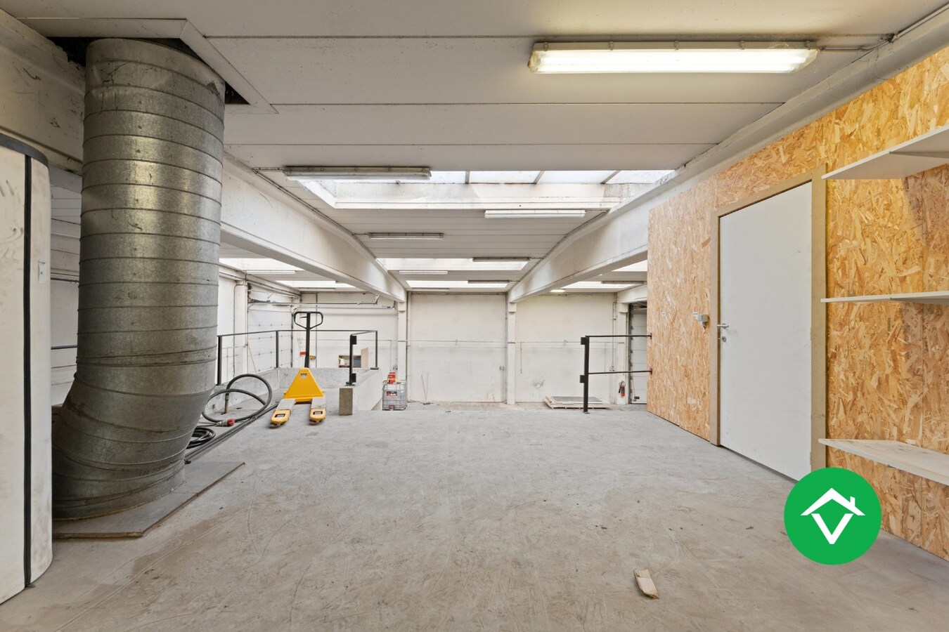 Bedrijfsgebouw met woonst te Ichtegem 