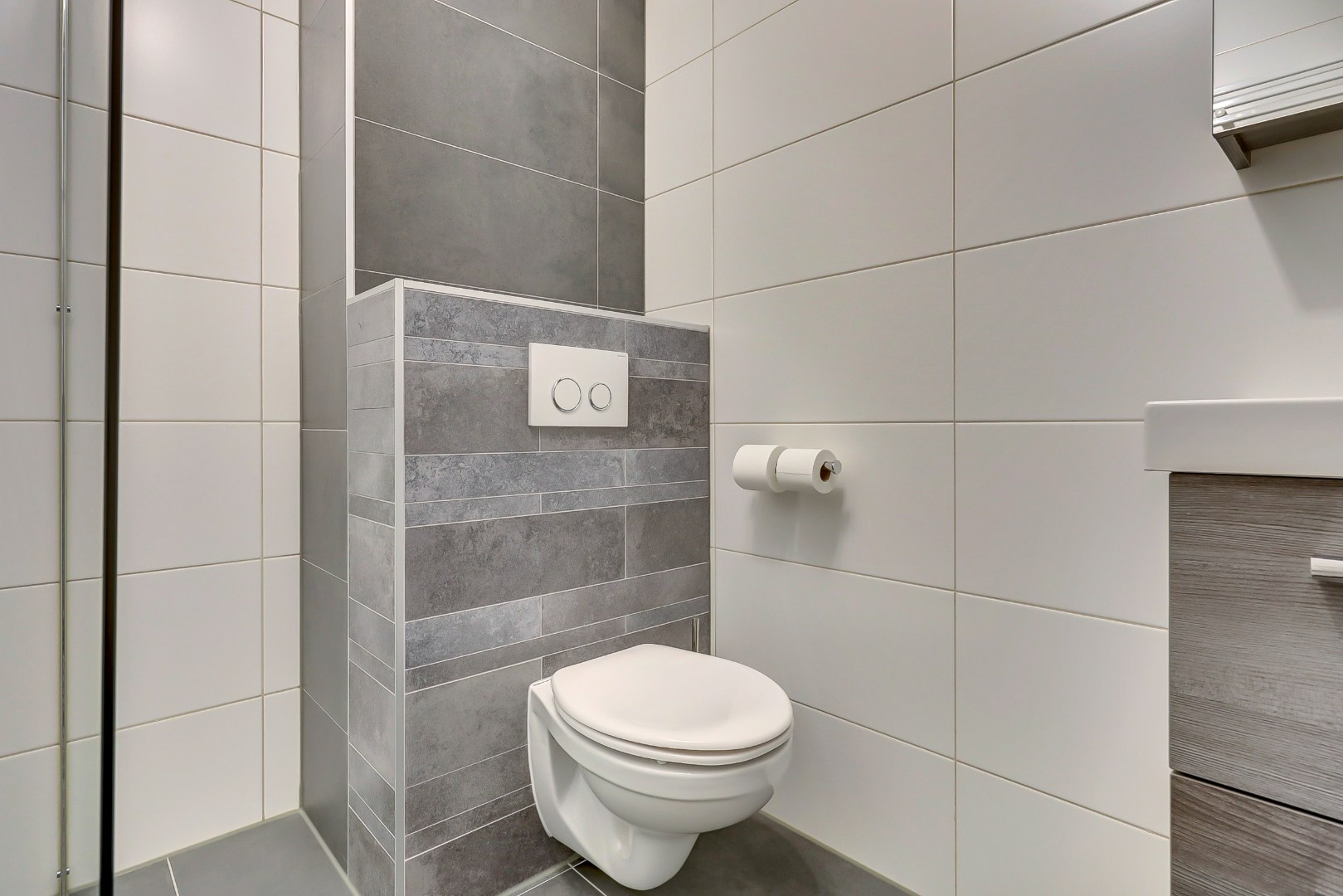 Ruime en lichte 2-onder-1-kap woning met parkeerplaats, garage, 3 slaapkamers, en zonnige tuin op het zuidwesten direct aan het water 