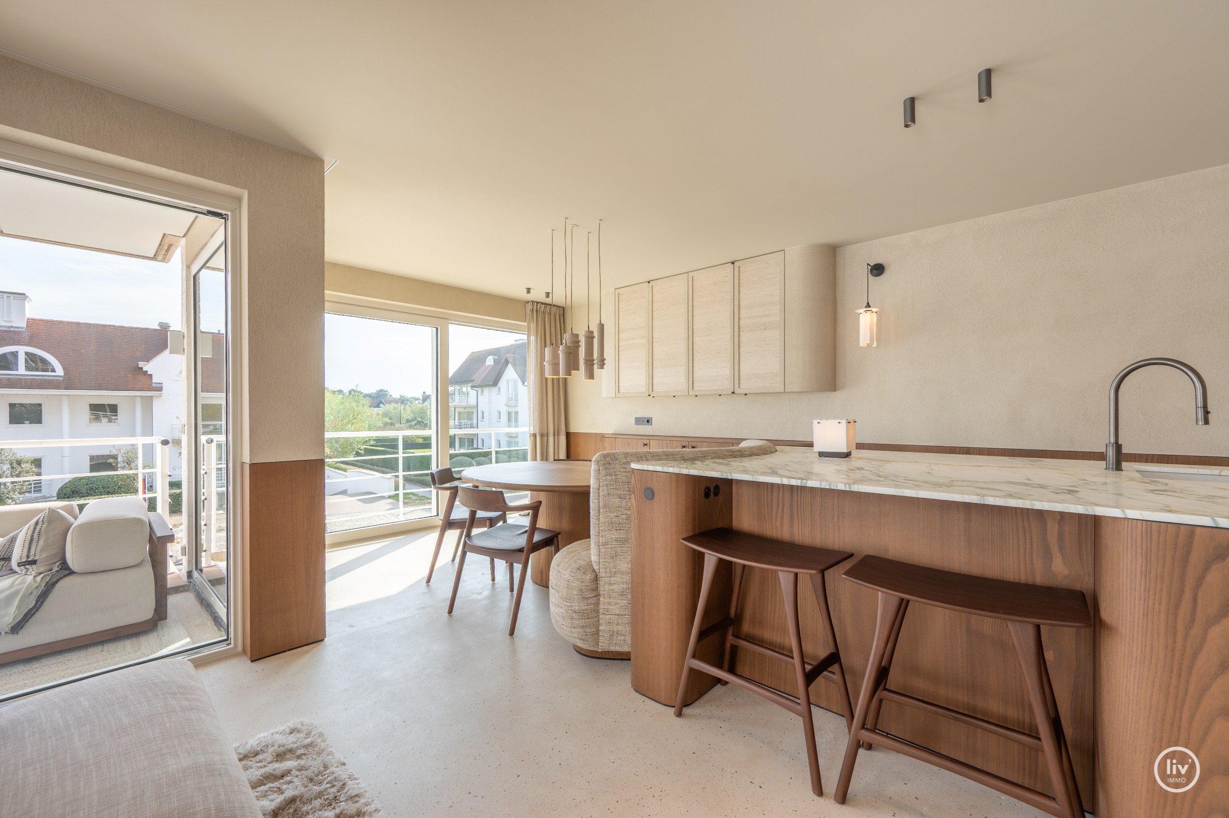 Appartement d'angle entièrement rénové et de haute qualité dans une résidence de standing au cœur du Zoute. 