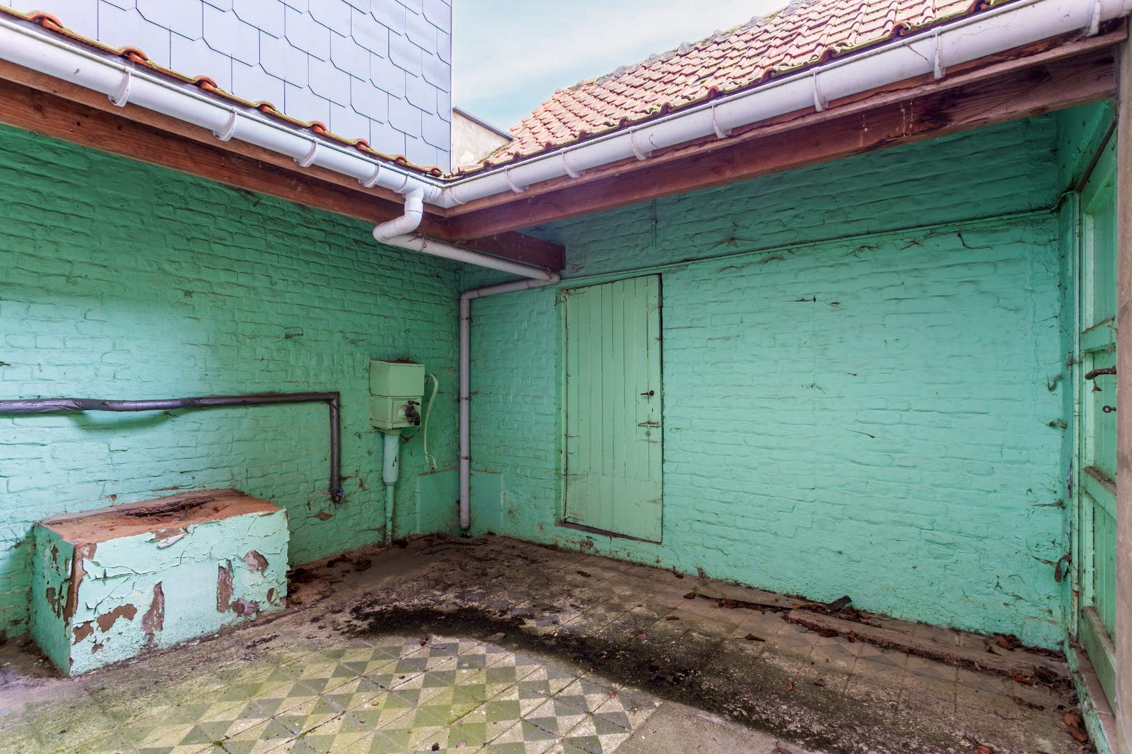 Te renoveren rijwoning met tuin te Vlezenbeek 