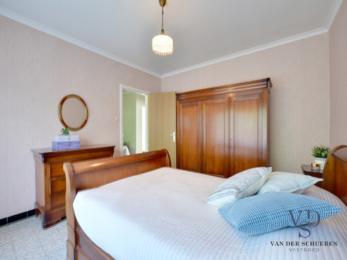 Op te frissen bungalow in doodlopende straat. 