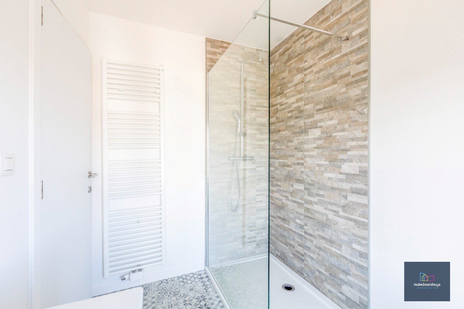 Instapklare gerenoveerde woning in rij met terras, tuin en garagebox 