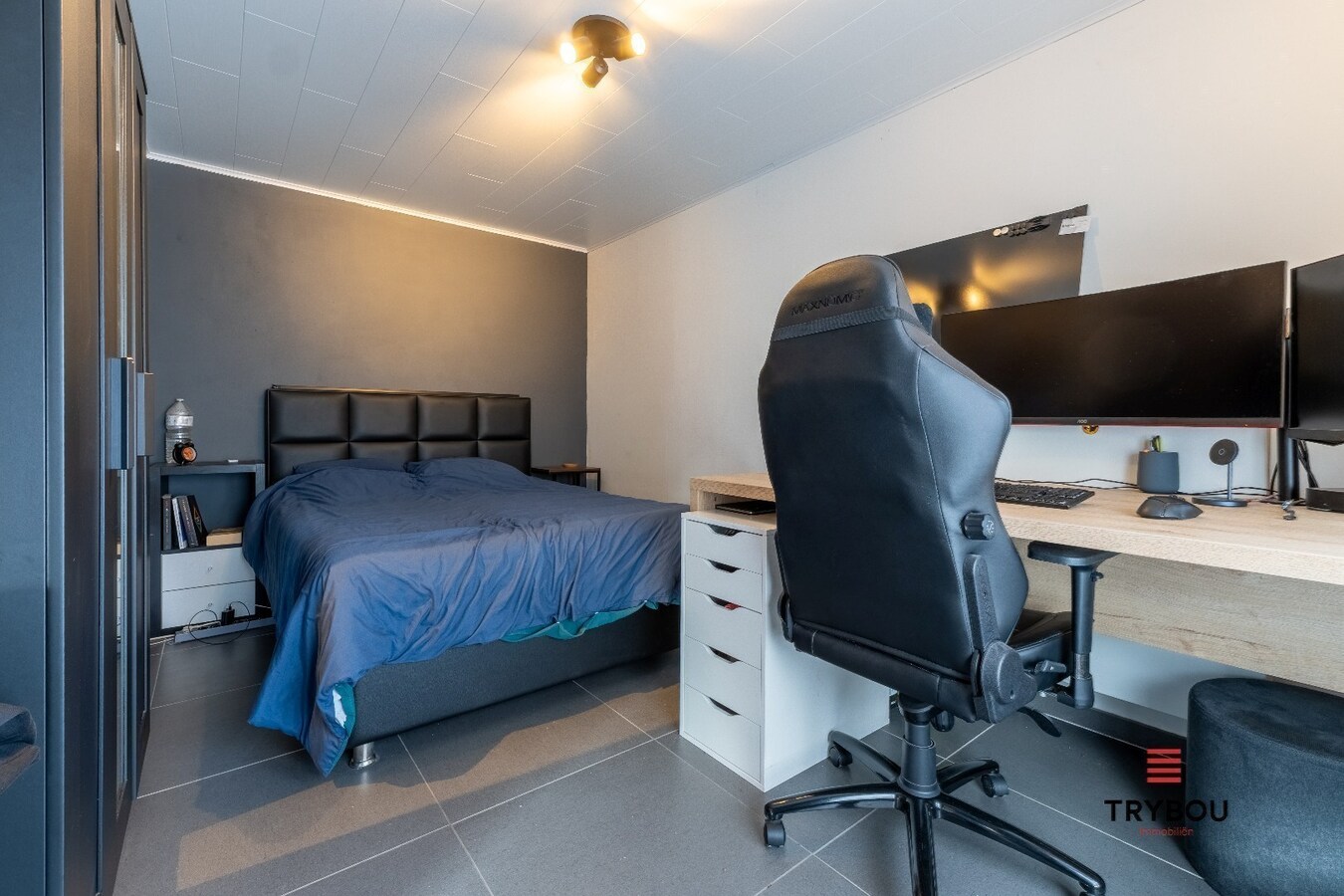 Uitzonderlijk ruime industriële duplex met ruim terras in centrum Roeselare 