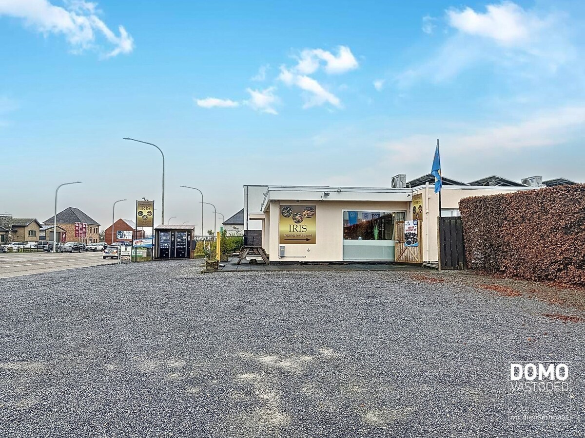 Handelshuis gunstig gelegen te Herk-De-Stad, momenteel ingericht als frituur 