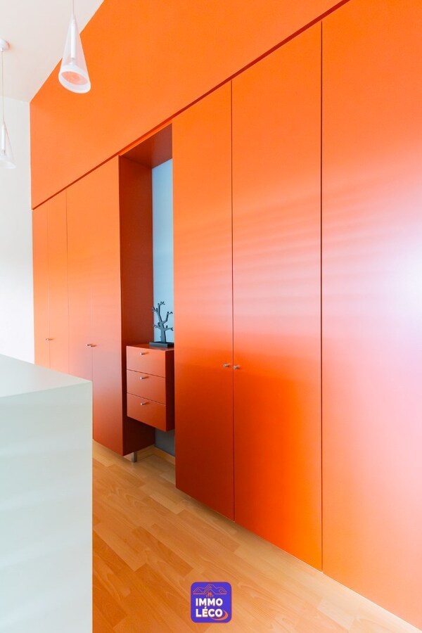 Maison moderne (surface habitable de 486m²), double garage et jardin, en plein centre-ville ! COUP DE COEUR ! 