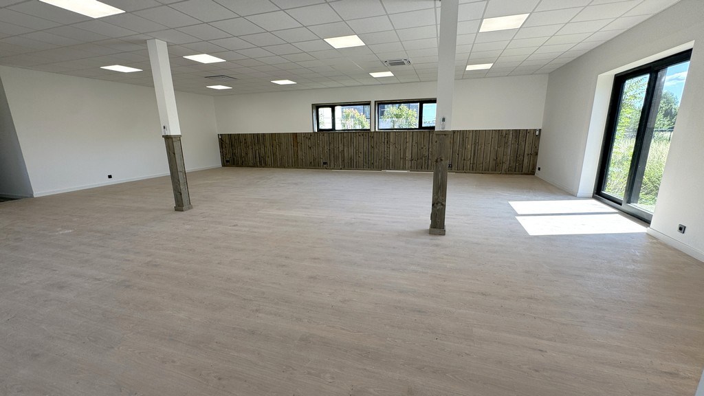 Gerenoveerd kantoor met magazijnen te huur nabij N16 te Temse