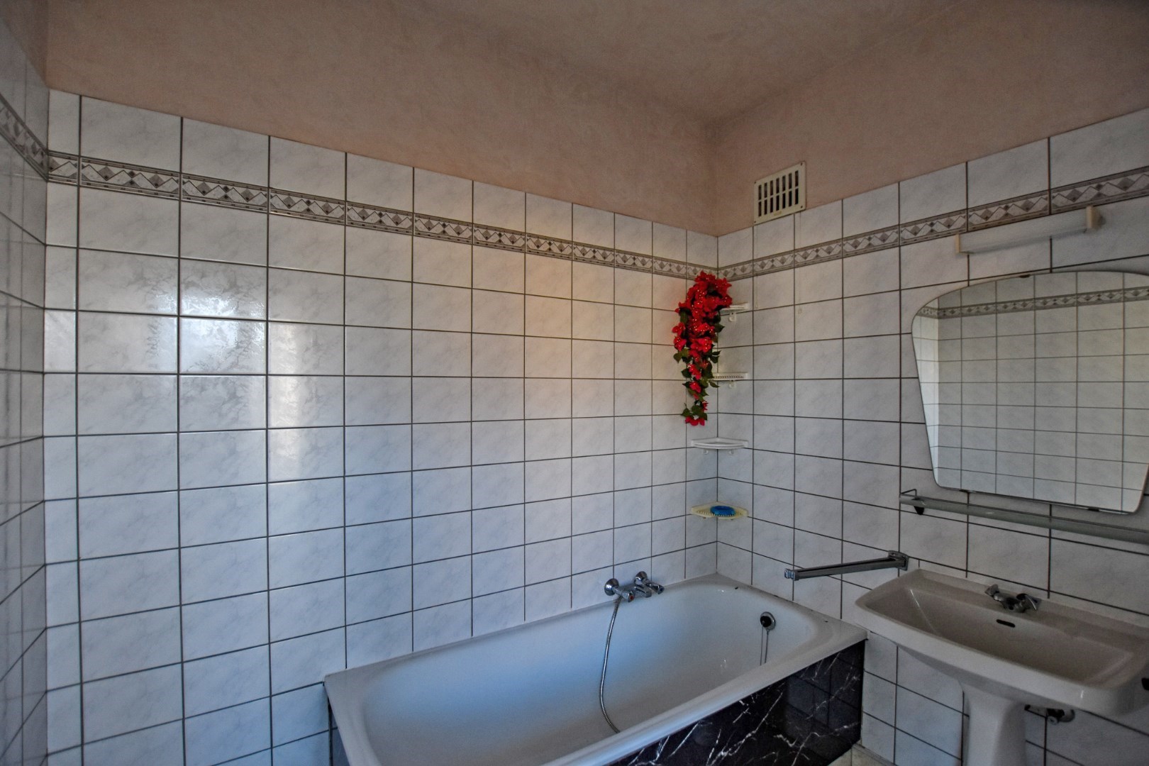 Te renoveren appartementsgebouw op 300m van de zee te Koksijde. 