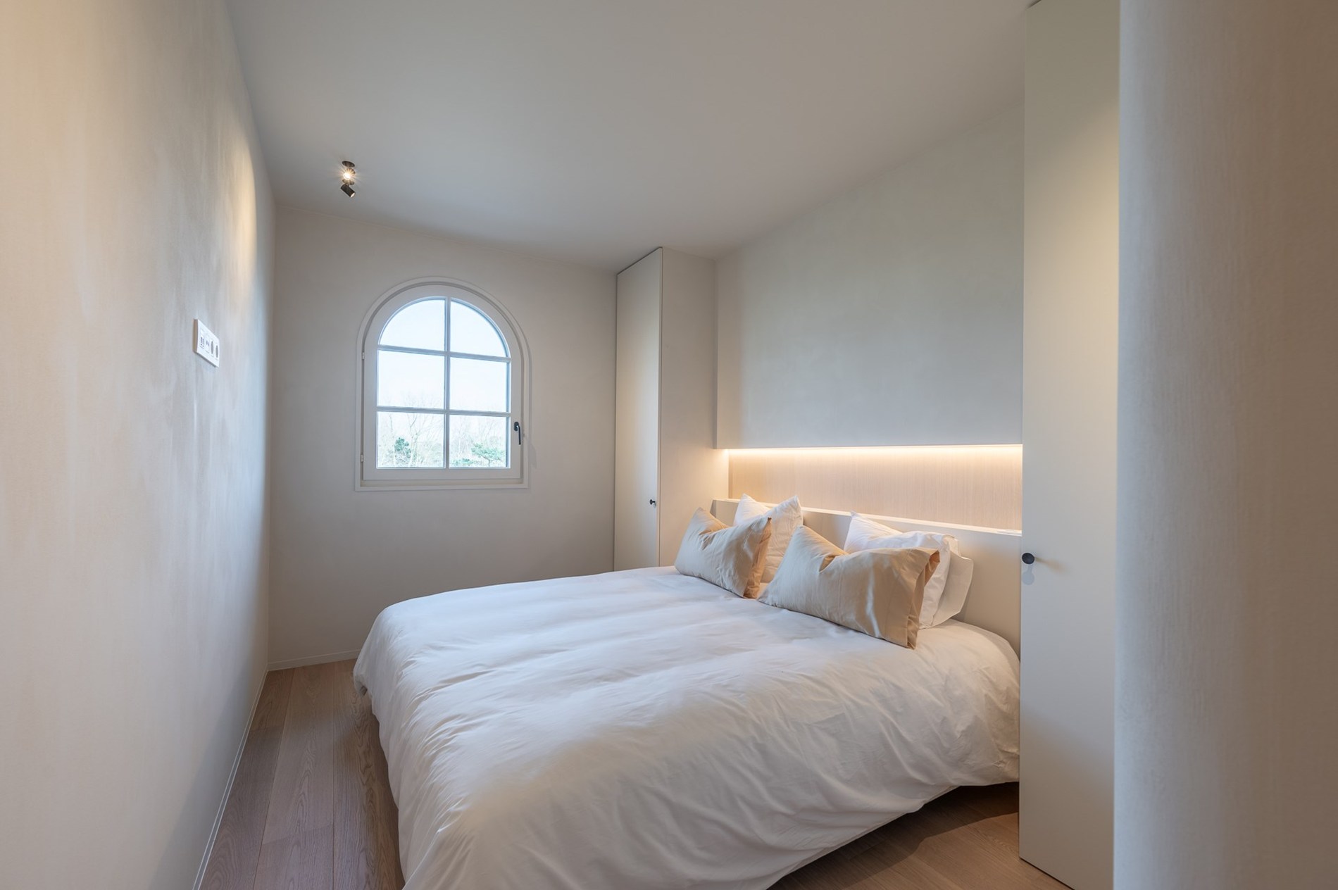 Appartement d'angle exceptionnellement rénové situé au cœur du Zoute, dans le domaine très exclusif Tennis Gardens - un parc privé d'environ 5 hectares, à proximité de la mer et à distance de marche d 