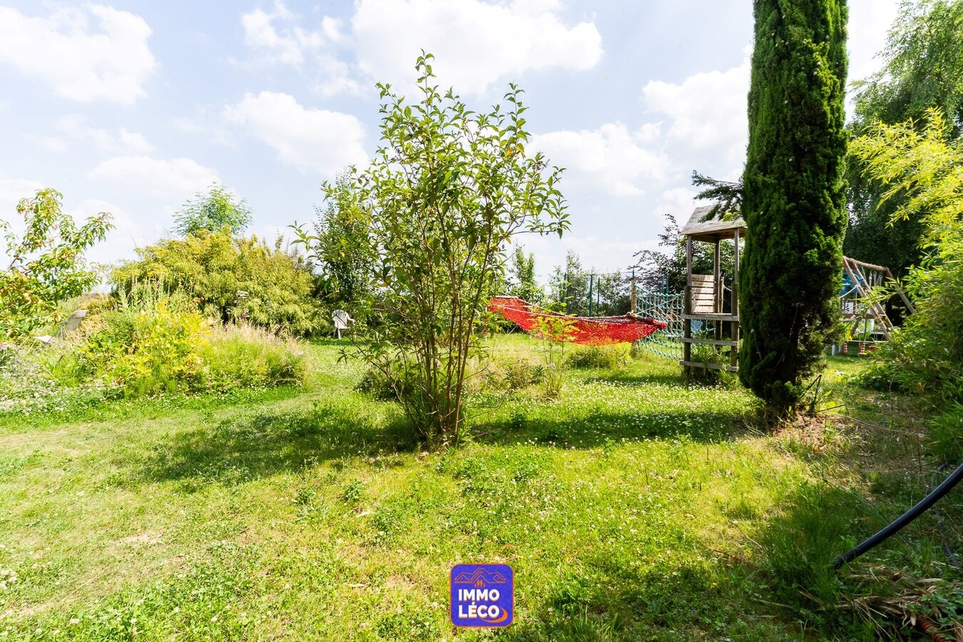 Maison aux volumes impressionnants, érigée sur 1457m², 4 garages, TOP SECTEUR ! COUP DE COEUR ! 