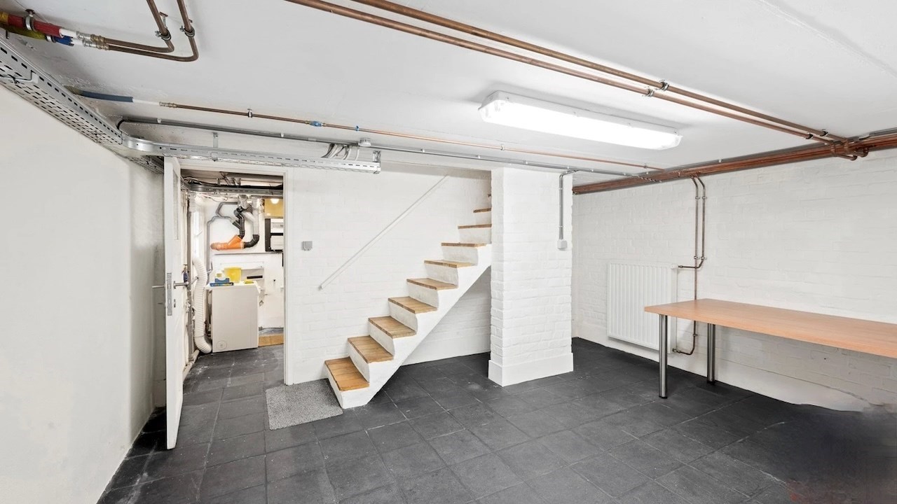 Gezellige villa in een paadje op een zeer centrale ligging, net naast het commerciële centrum van Knokke en op wandelafstand van de zee. 