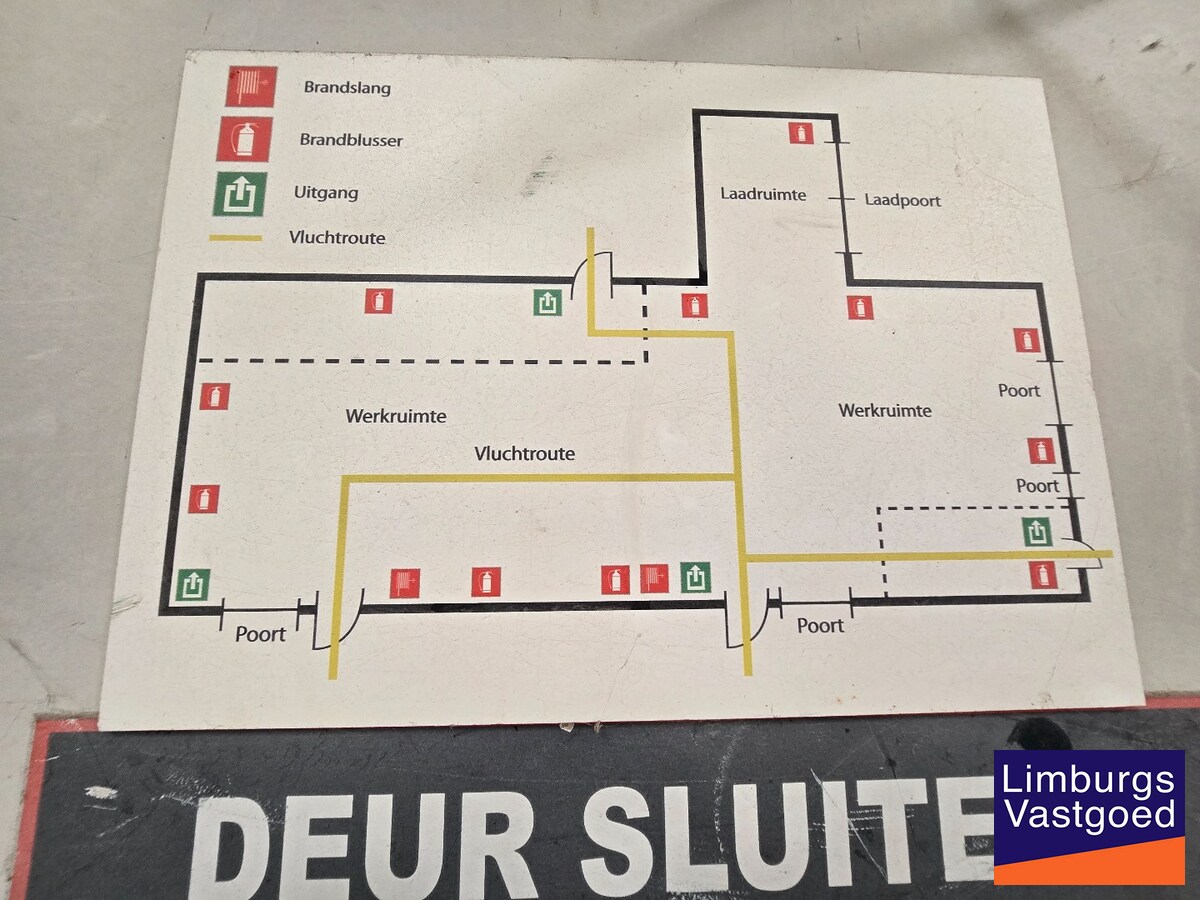 Ruime magazijn-/bedrijfsruimte van ca. 1.200 m² met 5 sectionaalpoorten en 3 laadkades op goed bereikbaar industrieterrein 