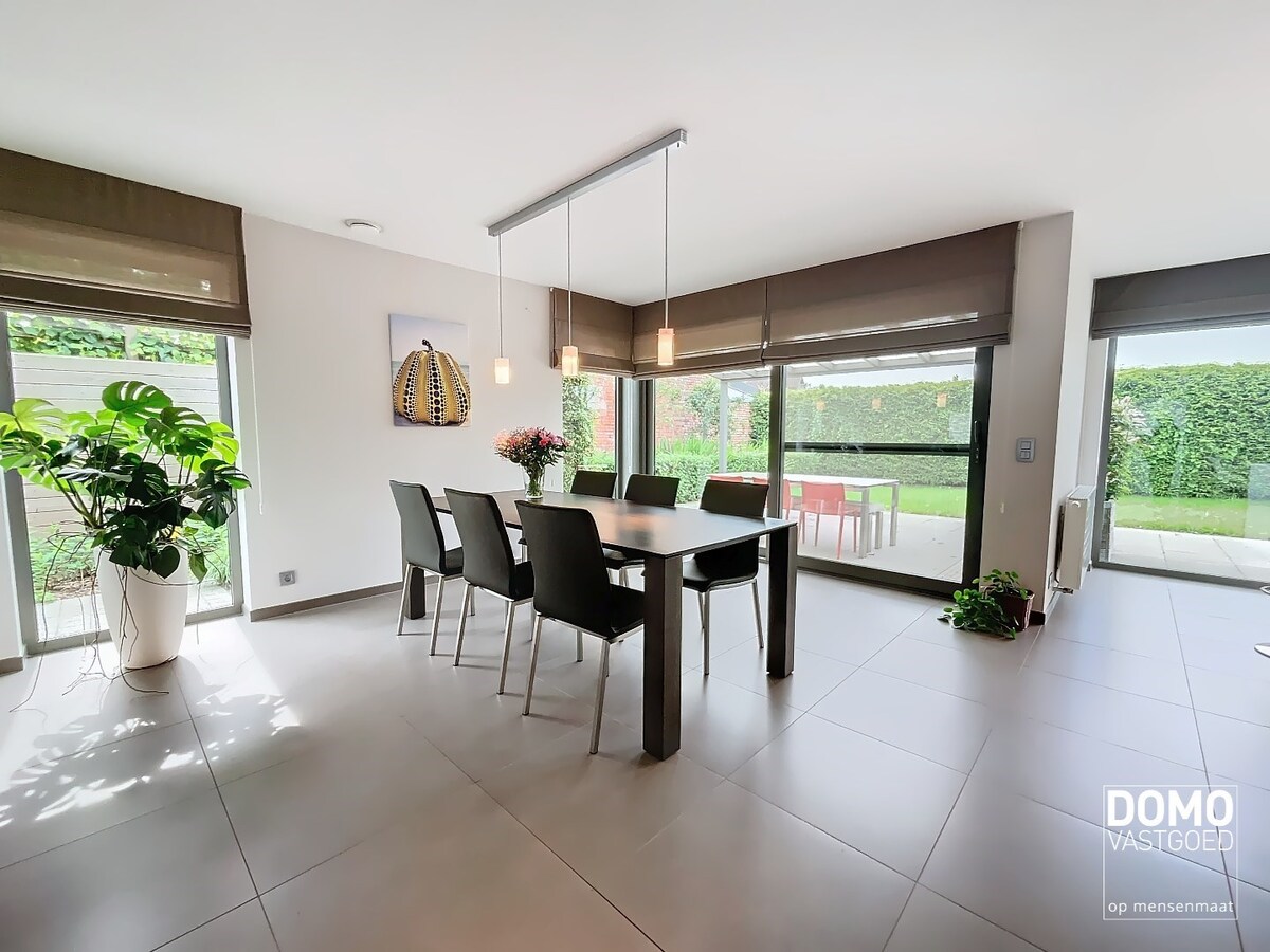 MODERNE OPEN BEBOUWING MET TUIN, INPANDIGE GARAGE EN 2 SLAAPKAMERS TE STOKROOIE 