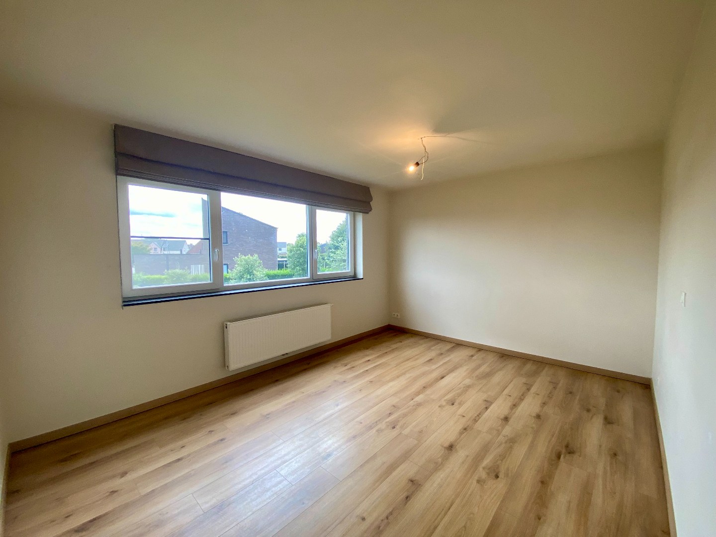 Ruime en recente halfopen bebouwing met 3 slaapkamers, carport en ruime tuin 