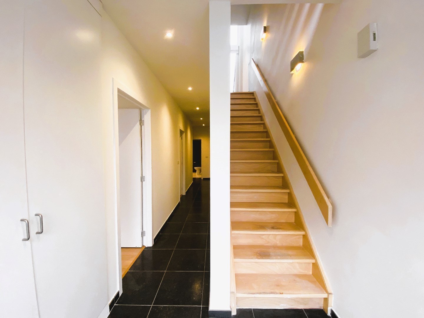 Moderne verhuurde loft-woning met dakterras in hartje Desselgem! 