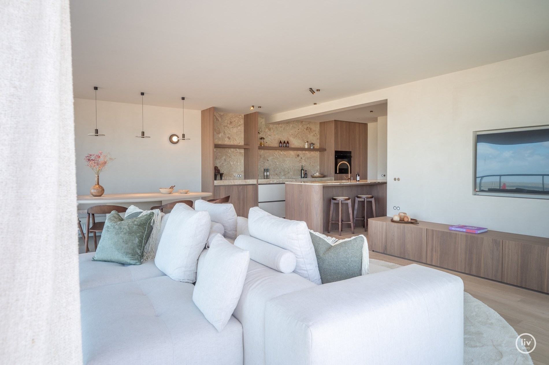 Magnifique appartement d'angle avec vue frontale sur la mer et terrasse orientée ouest situé sur la place de la Tour de Lumière à Knokke. 