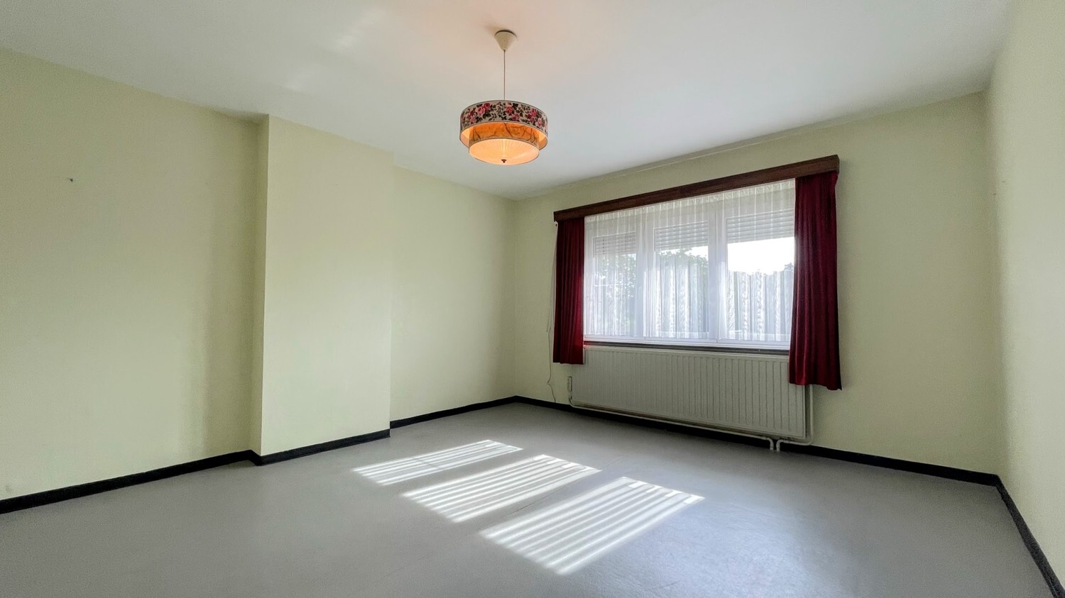 Ruime, te renoveren gezinswoning op zuidgericht perceel van 739 m² 