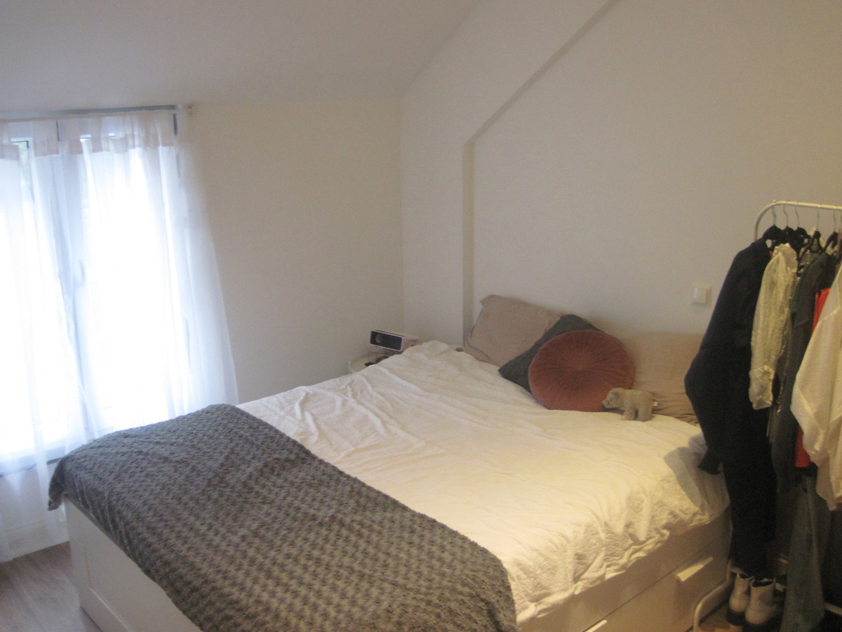 Recent vernieuwde, ruime rijwoning in hartje Gavere. 