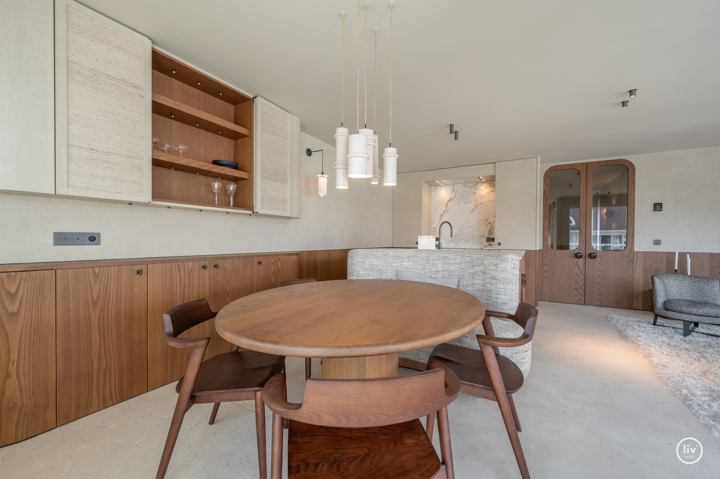 Appartement d'angle entièrement rénové et de haute qualité dans une résidence de standing au cœur du Zoute. 