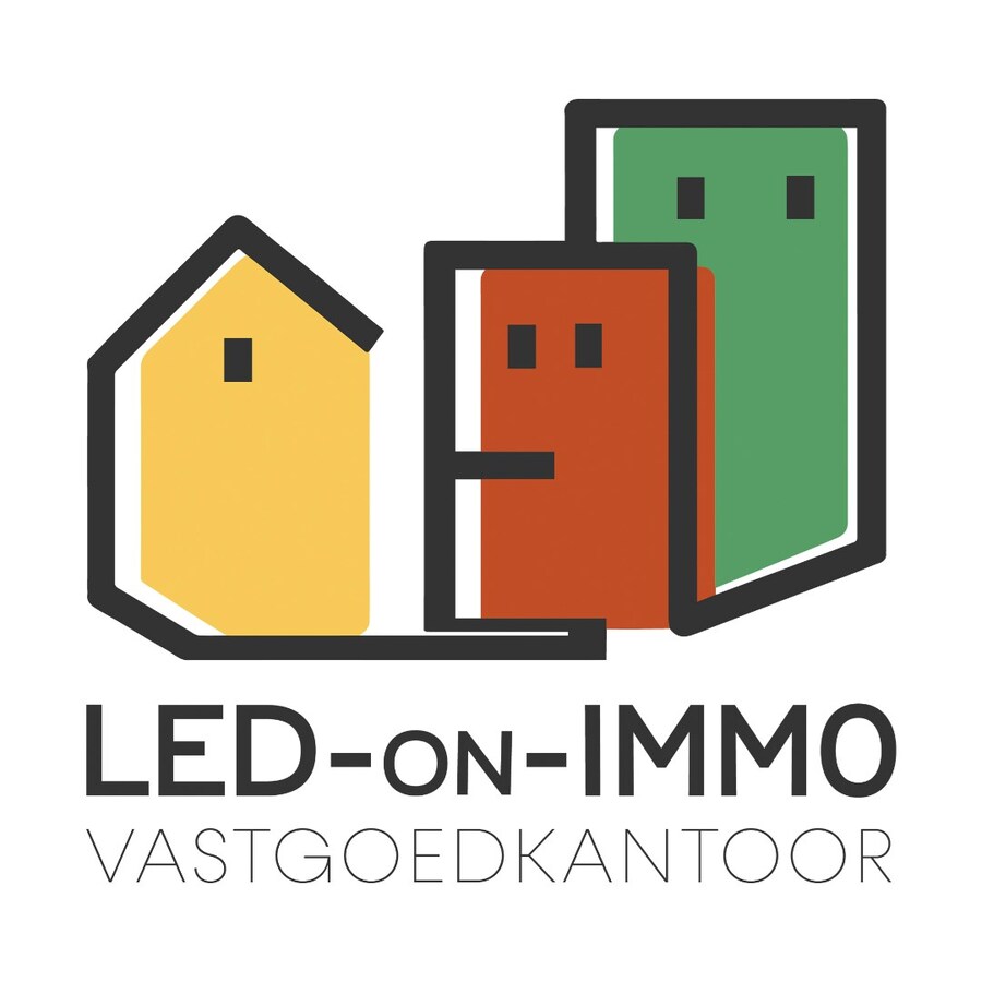 Ruime te renoveren hoeve met schuur en opslagplaatsen + mogelijkheid voor projectgrond 
