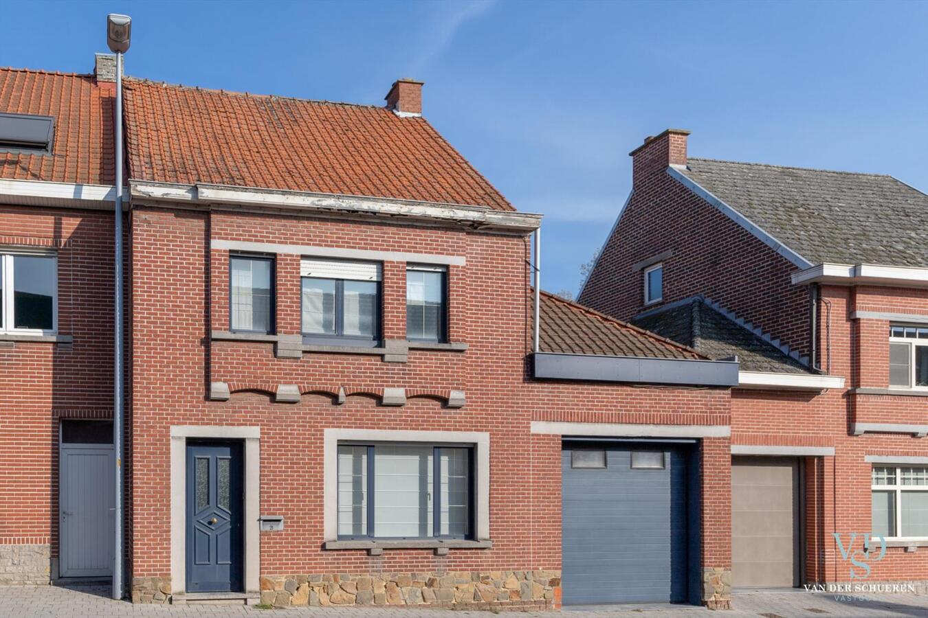 Praktische en degelijke woning in hartje Dikkelvenne . Bijzonder ruim ! 