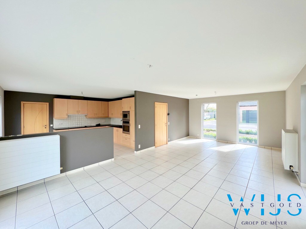 Open bebouwing met zonnige tuin, 3 slaapkamers en garage te Kluizen ! 