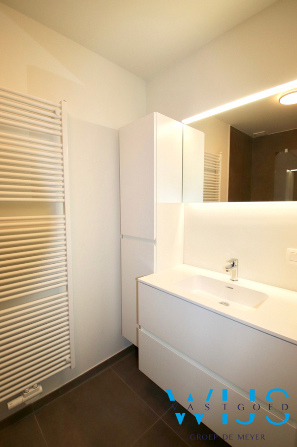 Instapklaar GELIJKVLOERSAPP. met tuin &amp; garage te Zelzate ! 