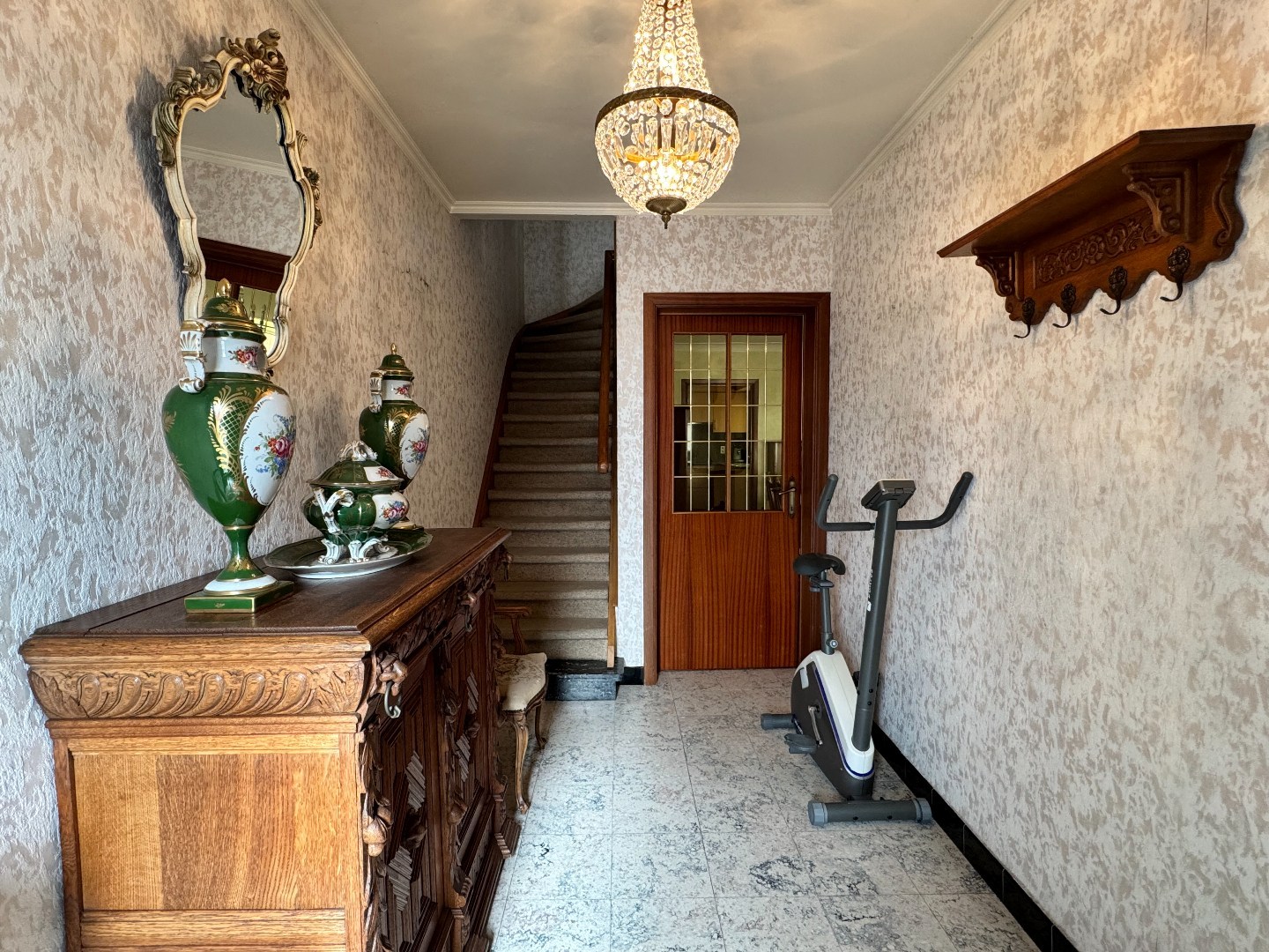 Woning met veel potentieel, 4 slaapkamers en garage te Zulte. 