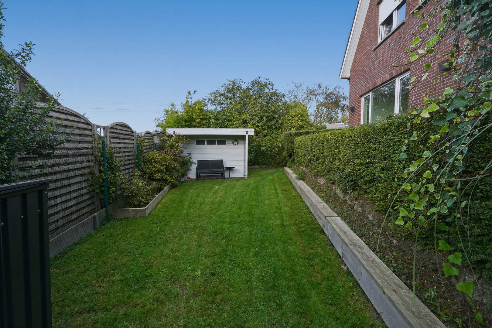 Halfopen woning met zongerichte tuin vlak bij het centrum van Veurne 