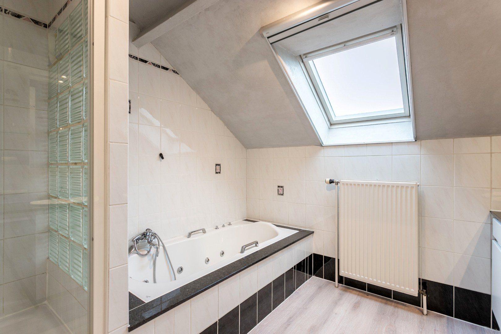 Instapklare villa te Heikruis, 4 slpks, bureau, dubbele garage en ruime tuin 