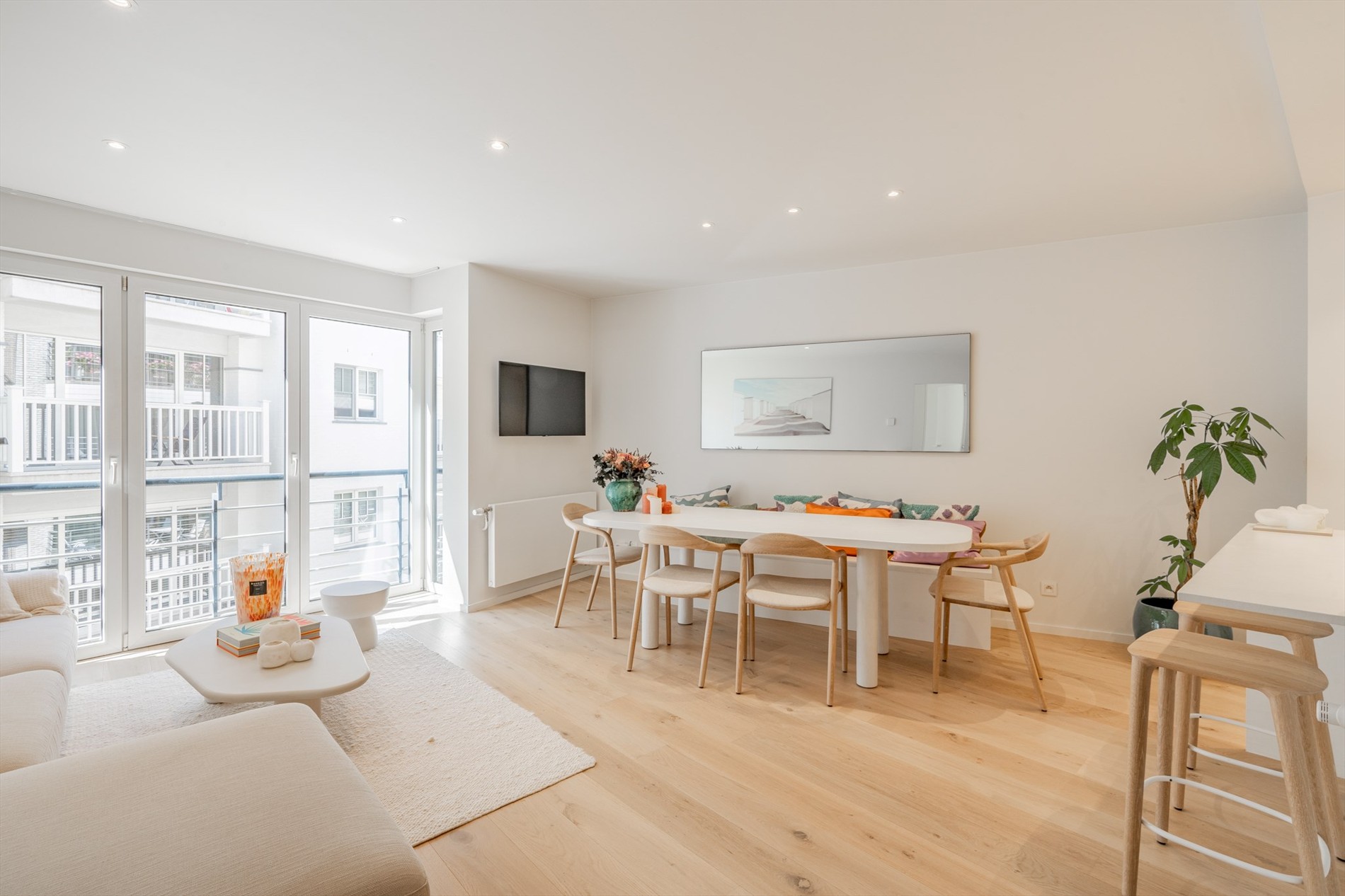 Magnifique appartement d'une chambre récemment rénové, situé au centre dans une rue calme adjacente à la Zoutelaan à Knokke. 